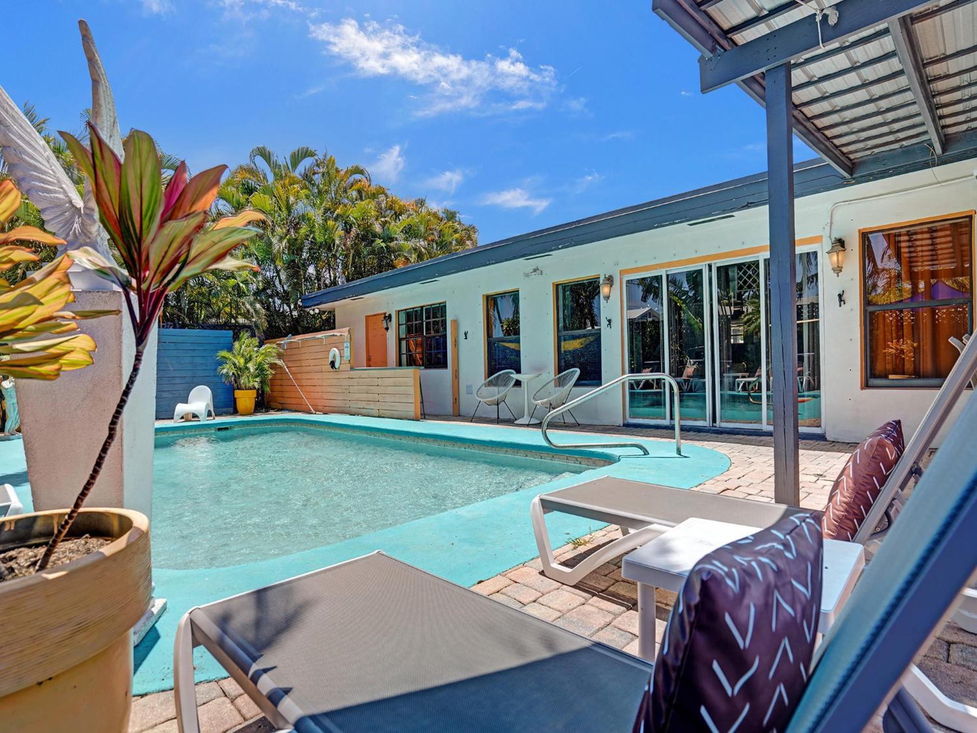 Gaypool Side Pleasure Clothing Optional Mens Only Casa de hóspedes