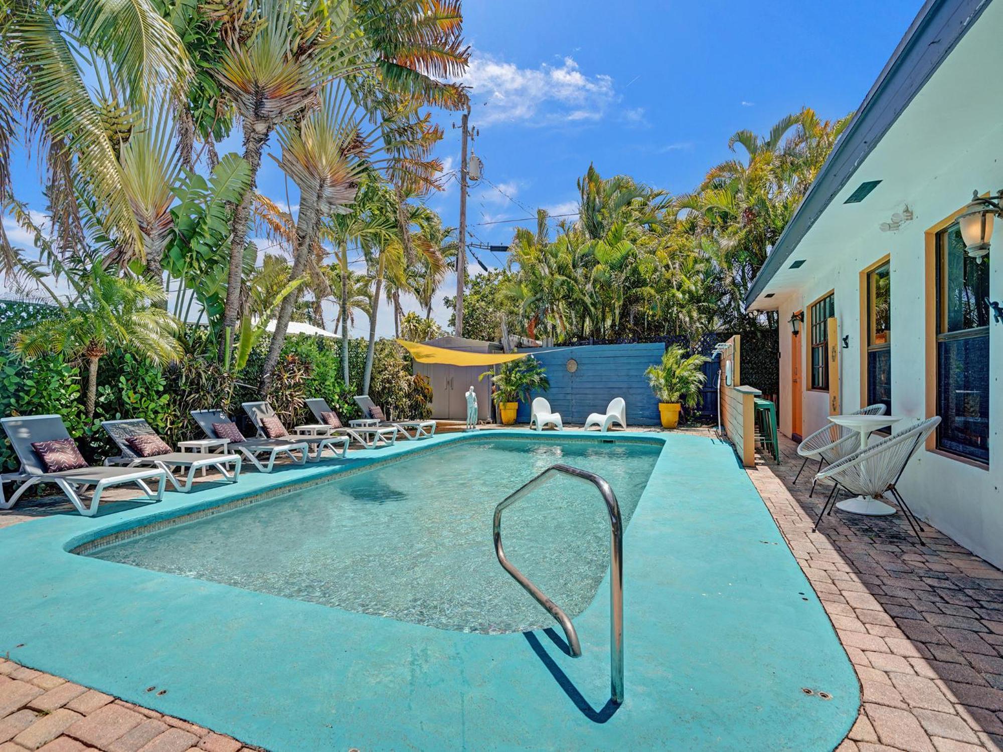 Casa de hóspedes Gaypool Side Pleasure Clothing Optional Mens Only *