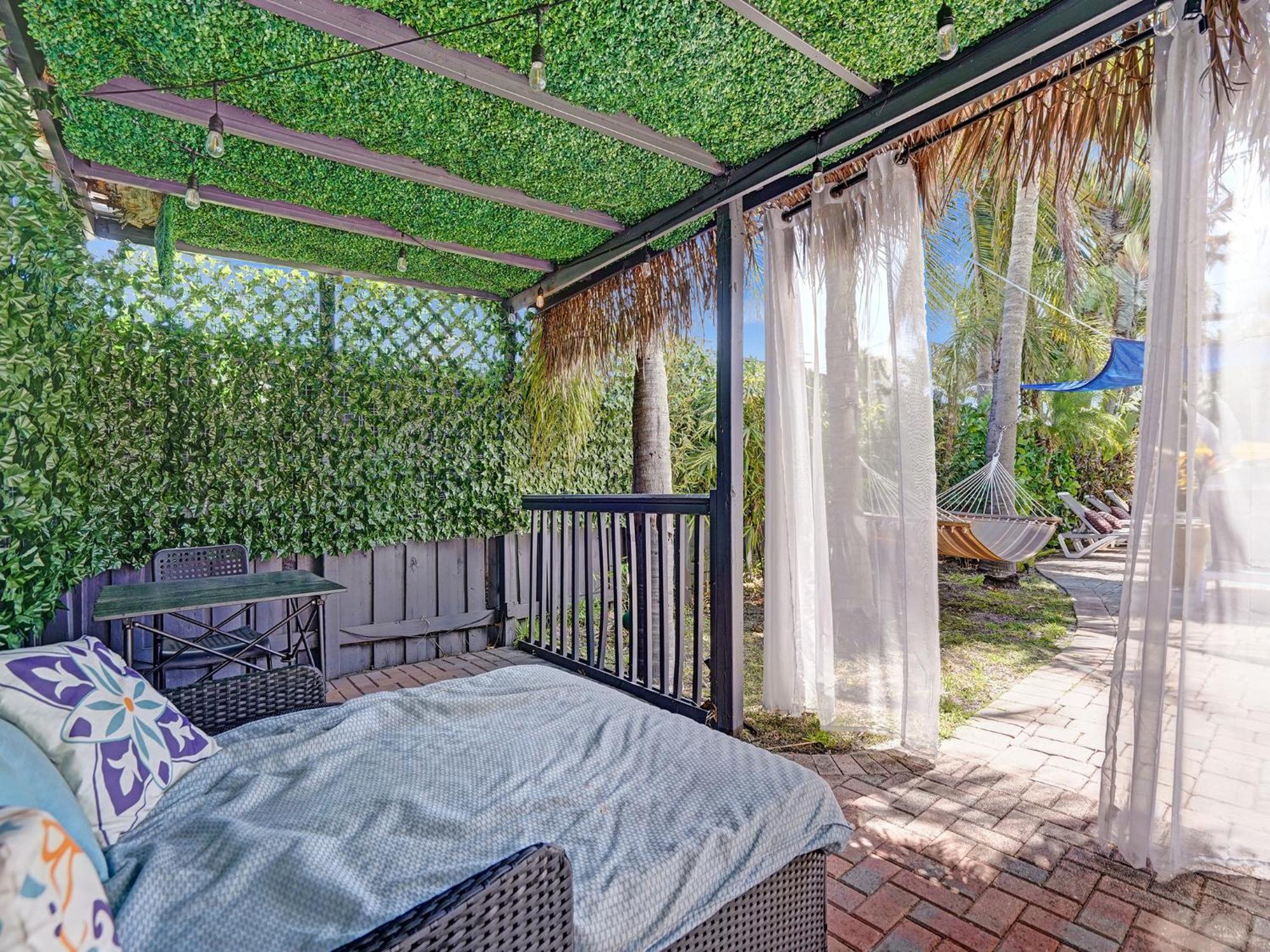 Gaypool Side Pleasure Clothing Optional Mens Only Casa de hóspedes